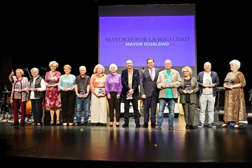 Representantes de las 11 asociaciones, junto al alcalde de Arona, ayer, en el Auditorio Infanta Leonor.