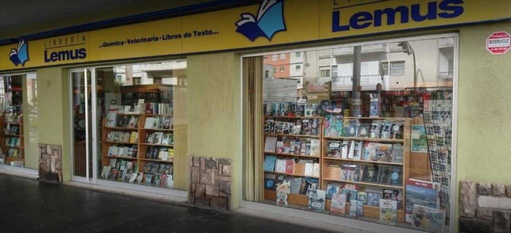 La mítica Librería Lemus, en La Laguna, cumple 50