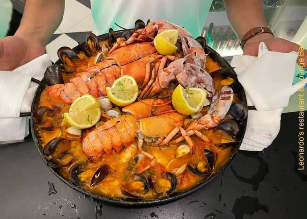 Polémica por la "paella canaria" de un restaurante en Tenerife: "Eso es arroz con cosas"