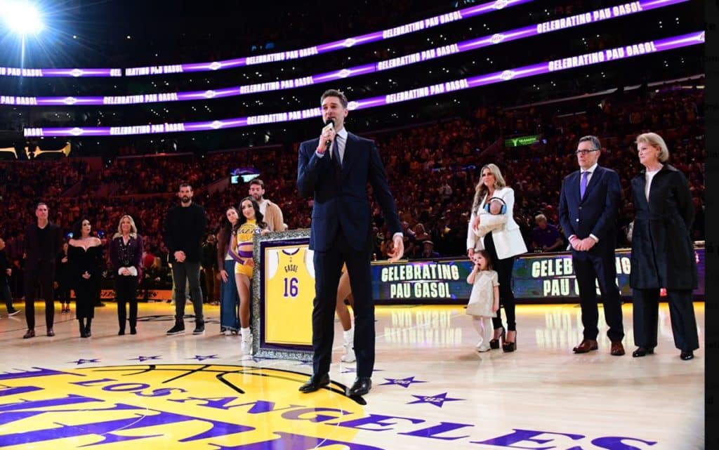 Pau Gasol toca el cielo: los Lakers retiran su camiseta junto a sus grandes leyendas