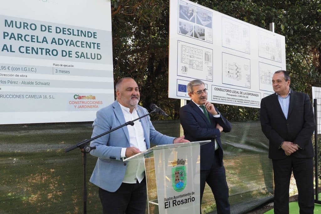 Los representantes políticos colocaron la primera piedra ayer. Sergio Méndez