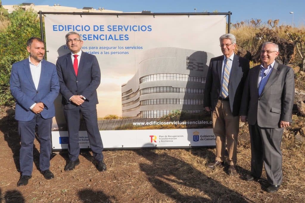 Las autoridades, junto al cartel anunciador, ayer, en Santa Cruz de Tenerife. Sergio Méndez