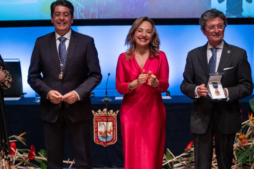 Pedro Martín, Berta Pérez, y el presidente de AECC, Andrés Orozco, ayer en el Auditorio.