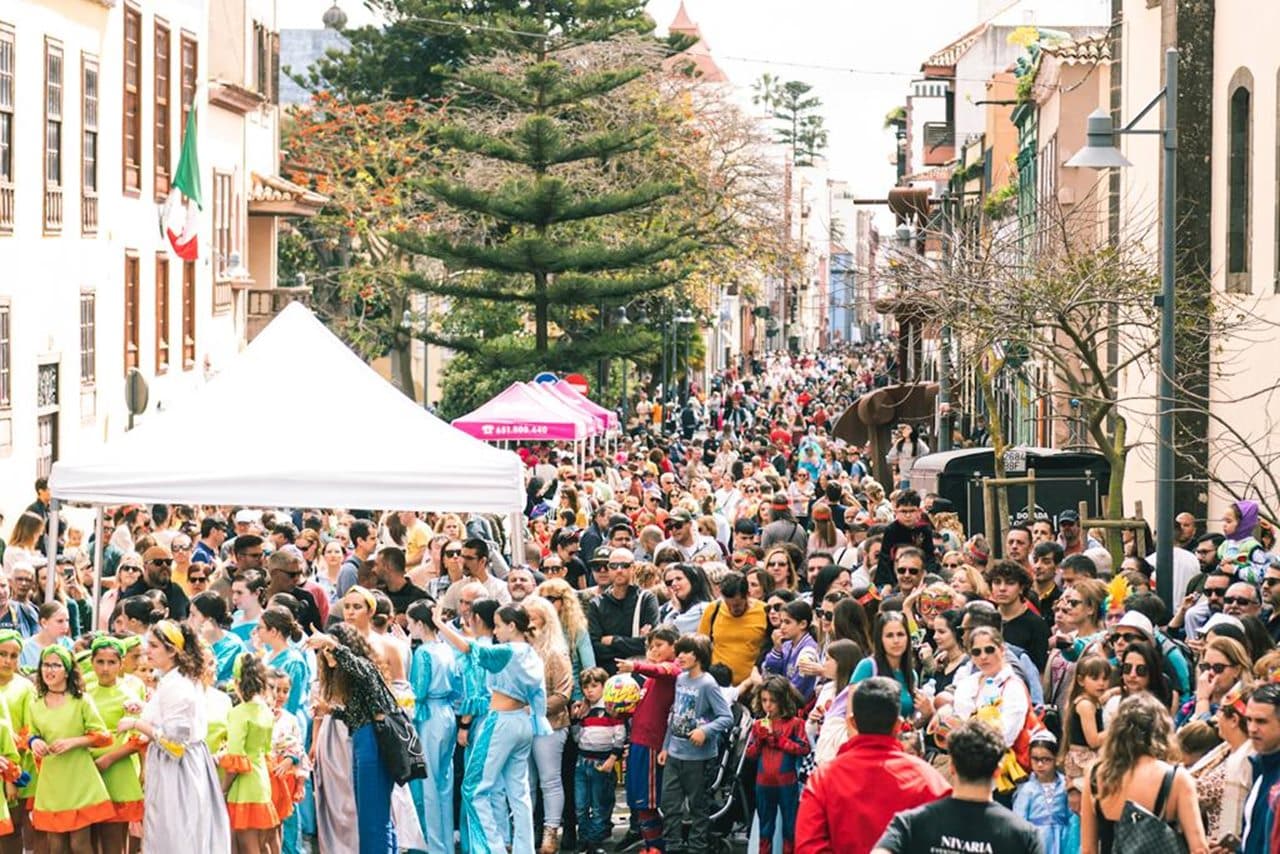 El Carnaval Cultural de La Laguna desborda las calles y reúne a más de 12.000 personas