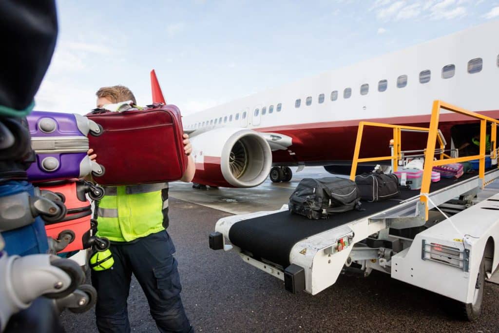 Pillados mientras robaban en un equipaje que cargaban en un avión en el aeropuerto Tenerife Sur