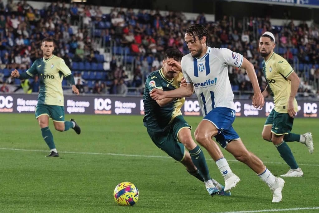 Álex Corredera acompañará a Aitor Sanz en el mediocentro del CD Tenerife ante el Alavés. /Sergio Méndez