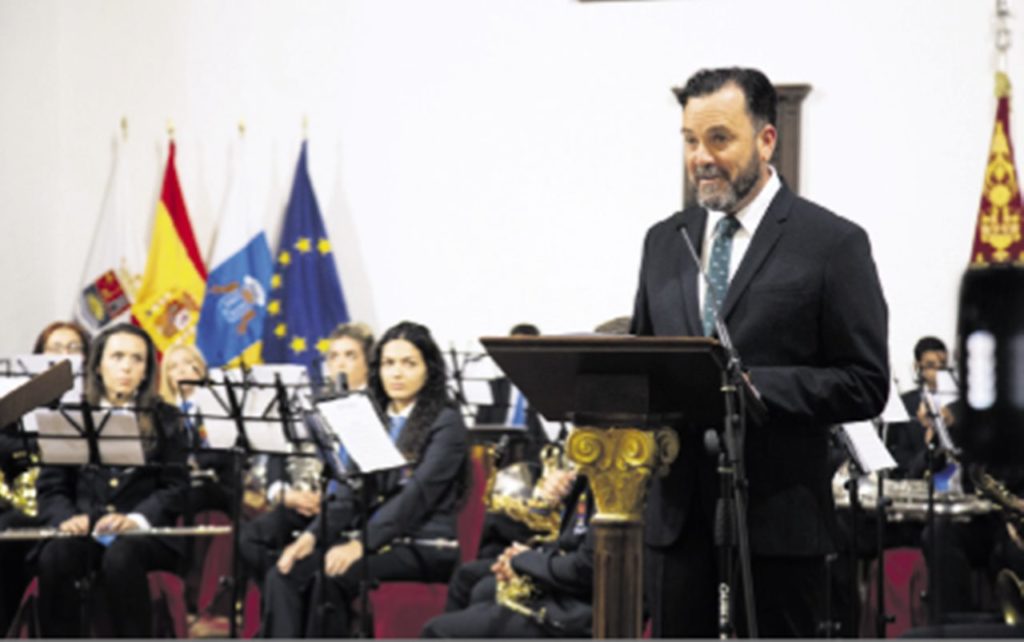 José Antonio López, durante la lectura del pregón de la “exaltación de la Semana Santa adejera”.