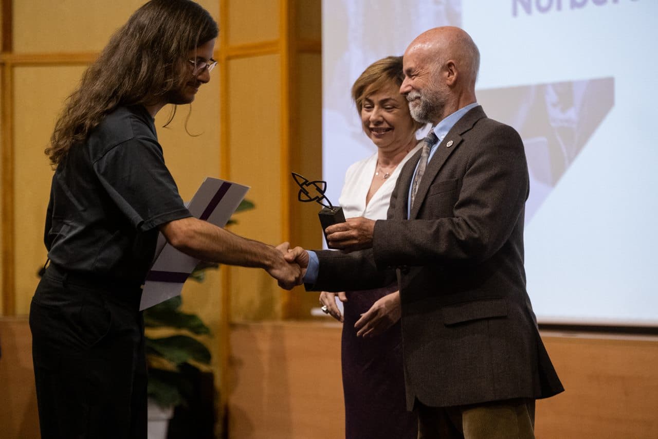 La rectora Rosa Aguilar y el presidente de Alumni ULL, Luis Ortigosa, entregan un premio.