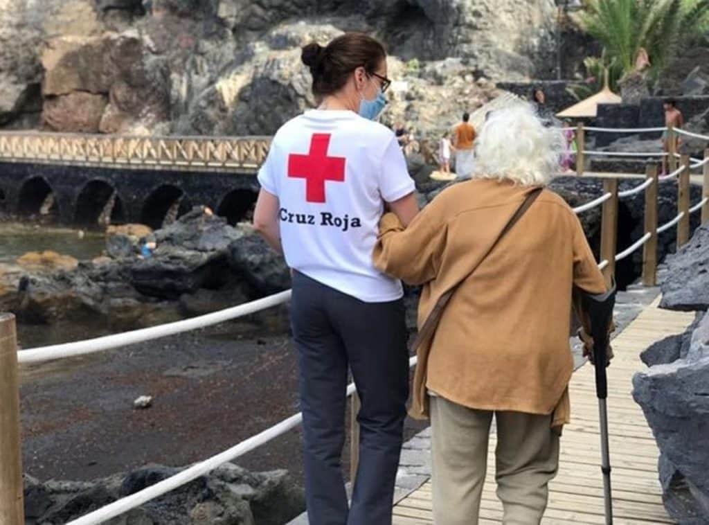 voluntaria de Cruz Roja acompaña a una mujer.