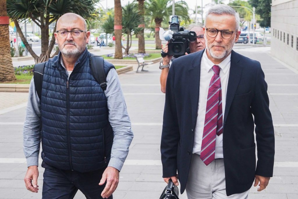 Fuentes Curbelo (izquierda), tras ser puesto en libertad con cargos tras prestar declaración ante el Juzgado./ SERGIO MÉNDEZ