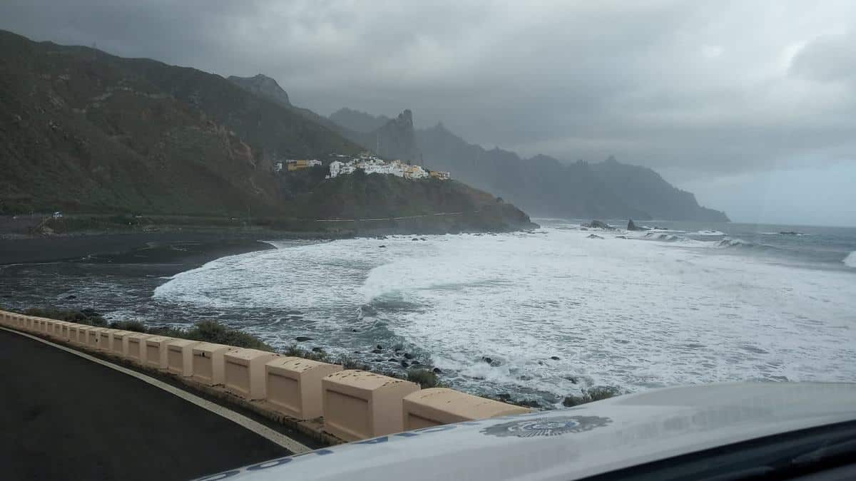 Milagro en una playa de Tenerife: le salvan la vida a una joven