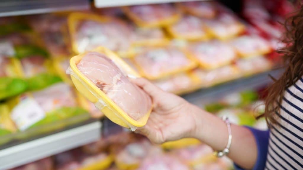 Tira inmediatamente el pollo si ves que tiene esto: el peligro que esconde la carne más popular