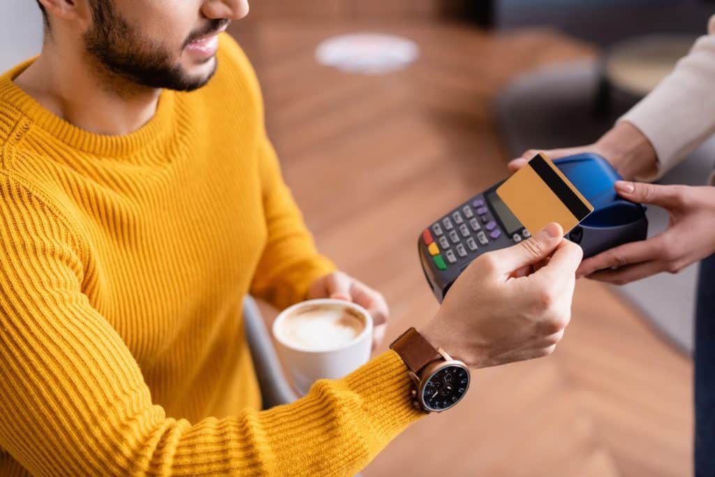 Un hombre pagando con su tarjeta de crédito. Shutterstock