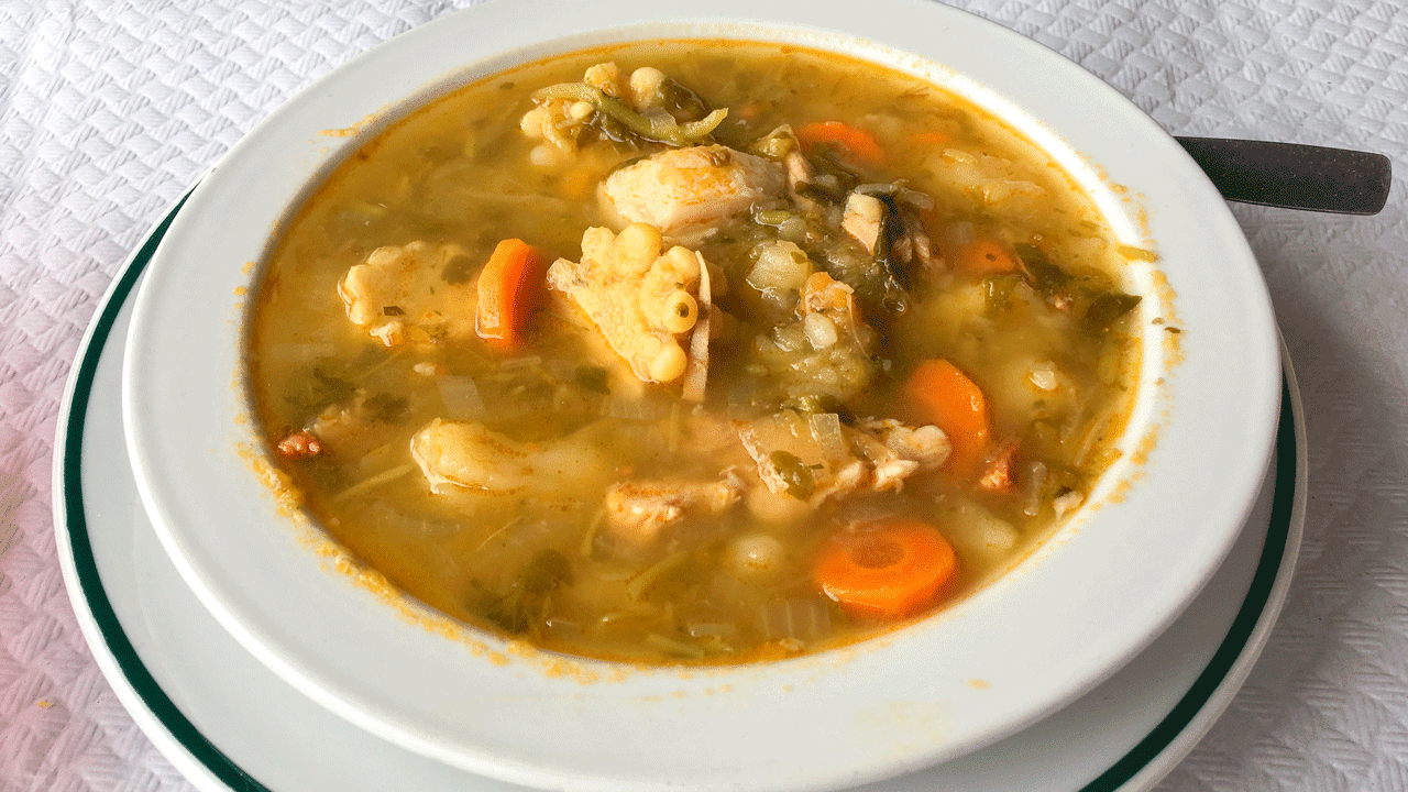 Un plato de potaje de berros canario / Shutterstock
