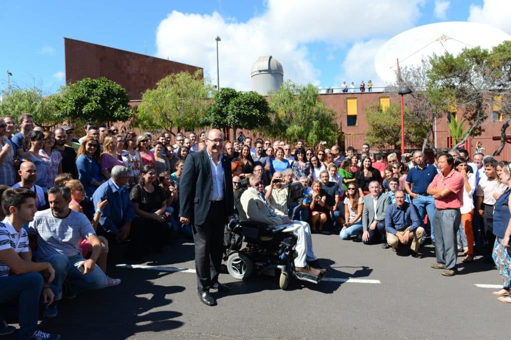 Stephen Hawking, durante su visita a la sede del IAC, en La Laguna. 