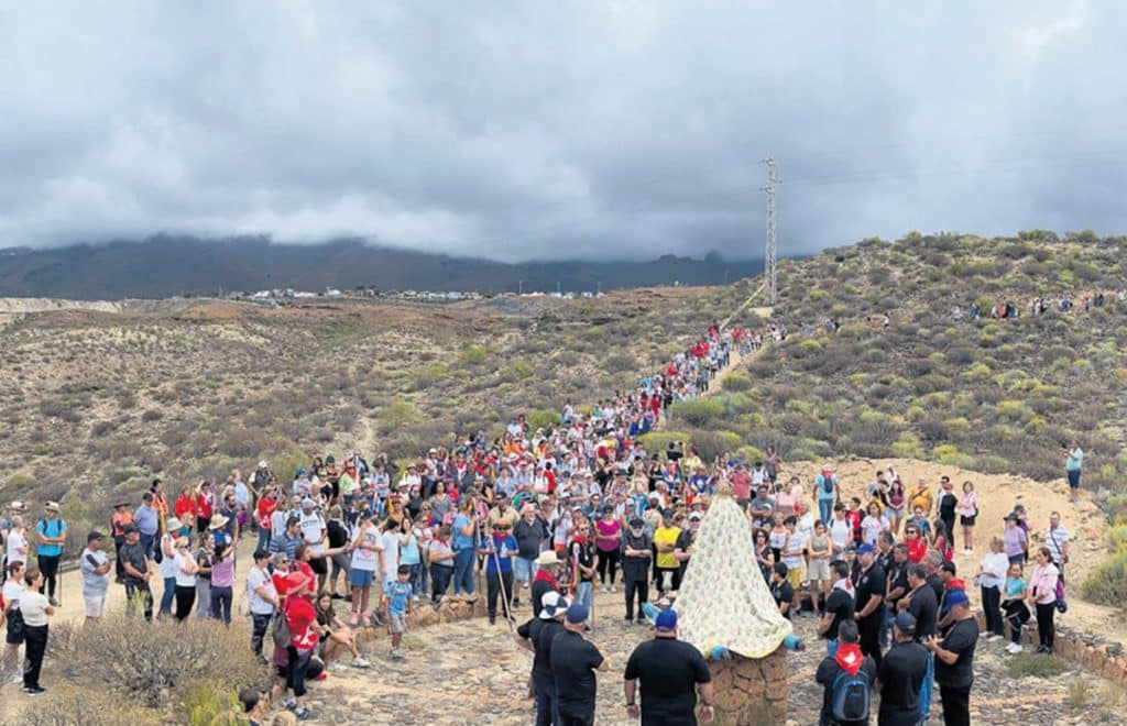 Multitud de adejeros acompañan a la Virgen de La Encarnación