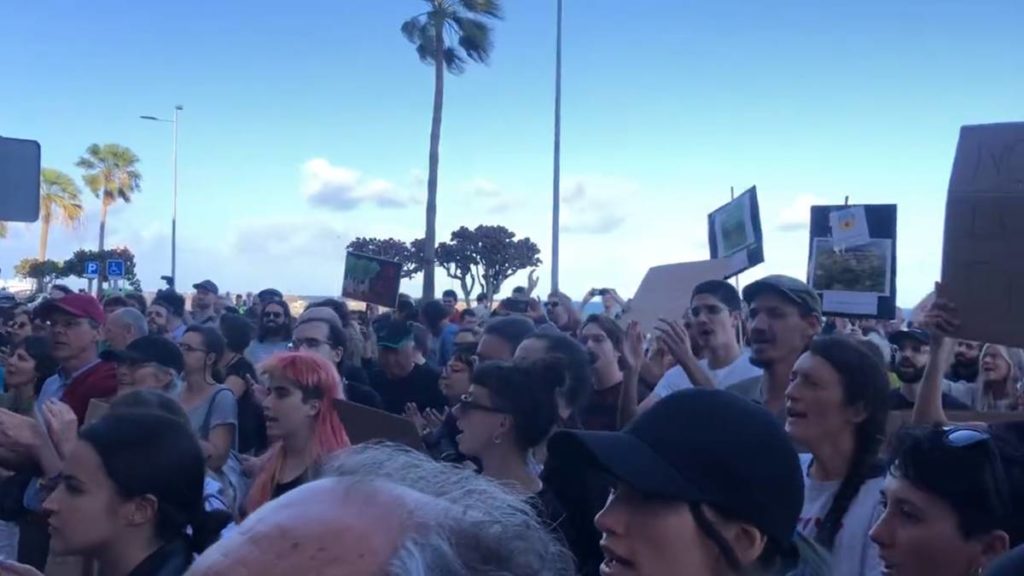 Más de 300 personas se manifiestan contra del 'ecoresort' de La Palma
