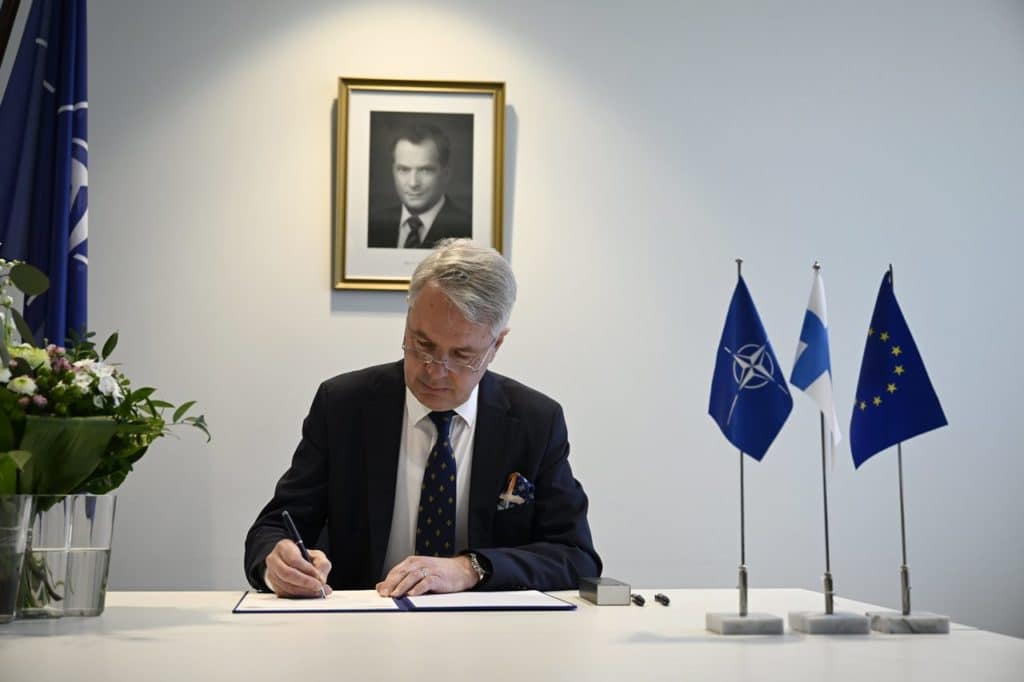 Finlandia se incorpora a la OTAN tras sortear el veto turco dejando atrás a Suecia