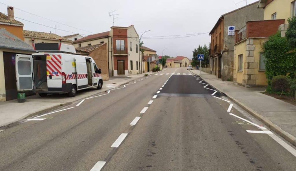 Qué son las líneas quebradizas de la DGT que ya están en las carreteras: multas de hasta 200 euros