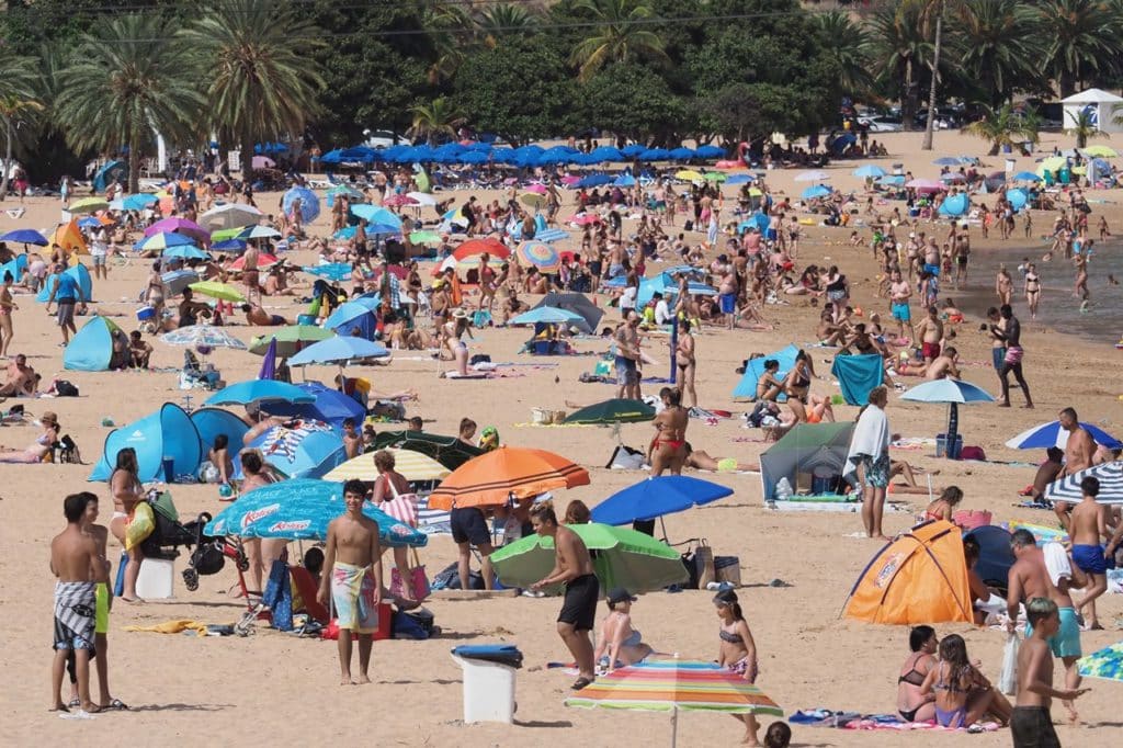 Tenerife presenta estos días las playas abarrotadas y el 90% de ocupación turística, un porcentaje que se eleva hasta el 95% en islas como La Palma y La Gomera. Sergio Méndez