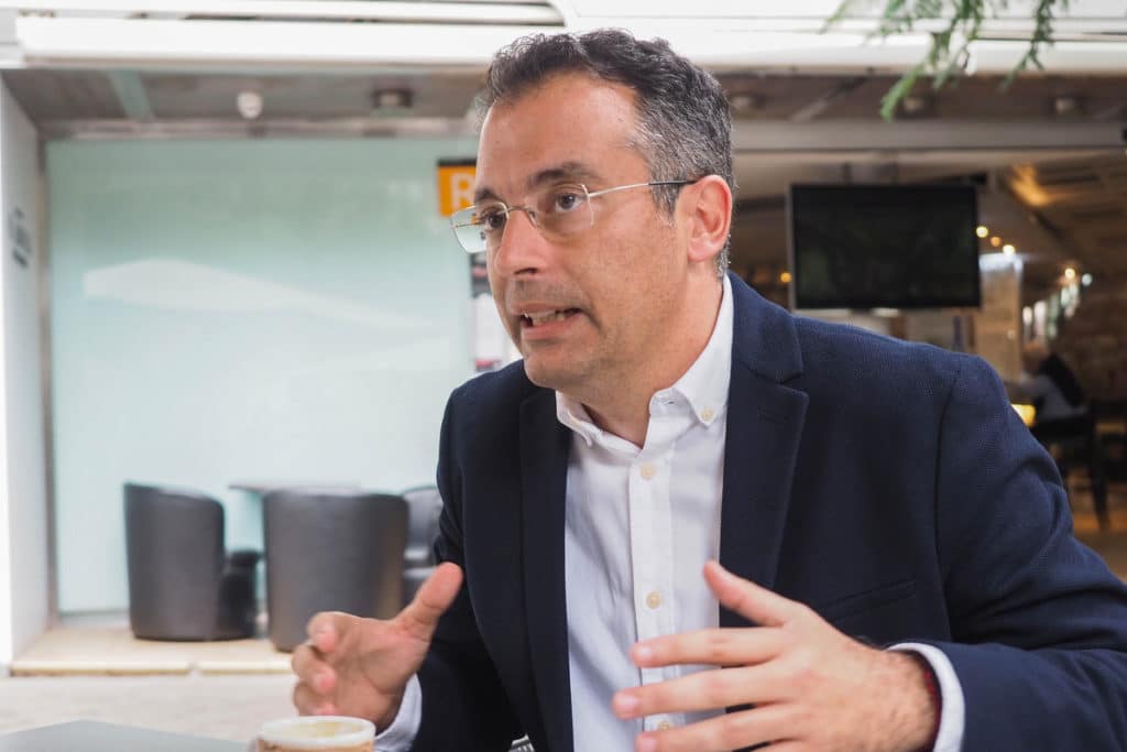 Polémica en redes por una foto de Carlos Tarife, candidato por el PP a la Alcaldía de Santa Cruz de Tenerife, en un sexshop