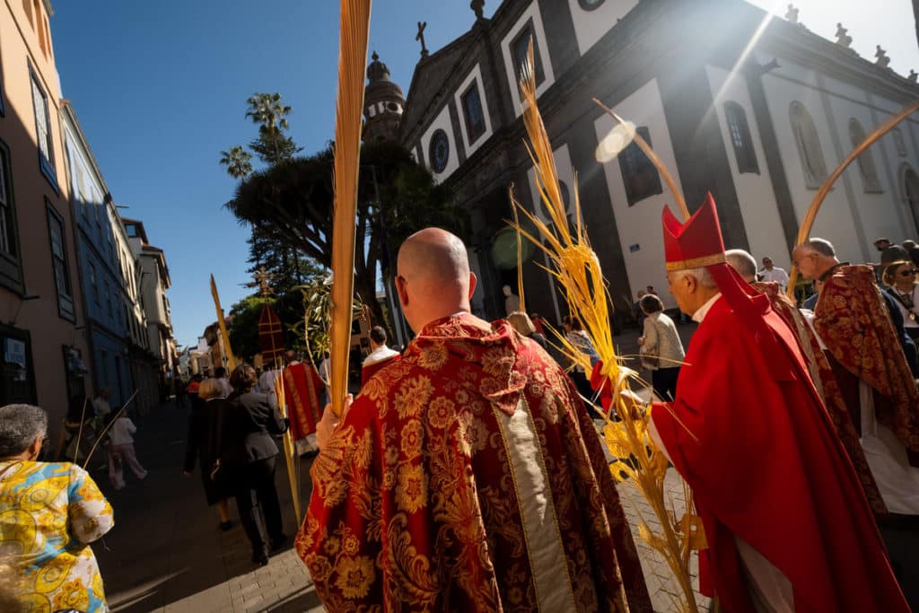 Empieza la Semana Santa con procesiones y playas llenas tras la pandemia