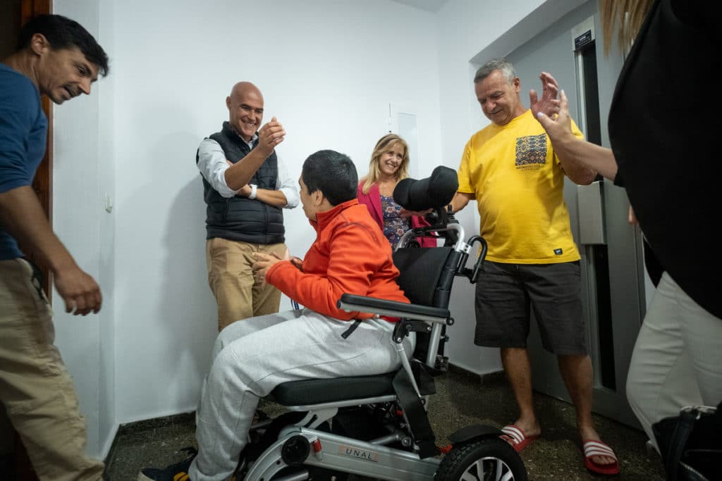 Tadrian no pudo disimular su emoción al ver su nueva silla eléctrica, que le permitirá salir junto a su familia con mayor facilidad. 