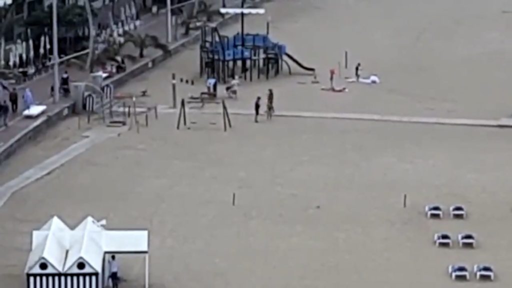 El emotivo reencuentro de una madre y su hijo tras perderse en la playa de Las Canteras