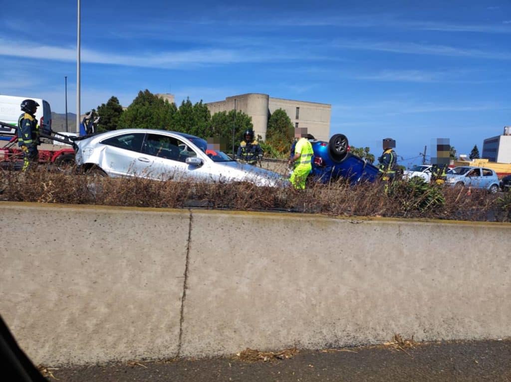 Un accidente grave 'para' la autopista TF-5