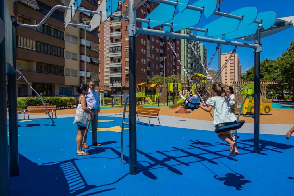 Los niños de Tomé Cano ya disfrutan del remozado y ampliado parque infantil