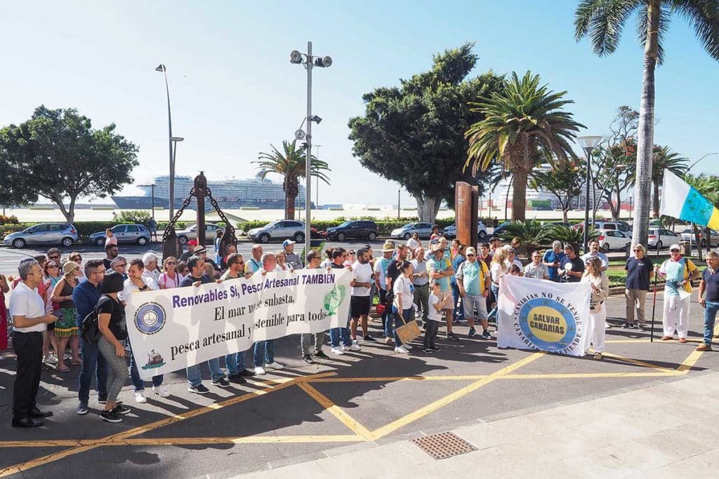 Pescadores se manifiestan en Santa Cruz contra la eólica marina
