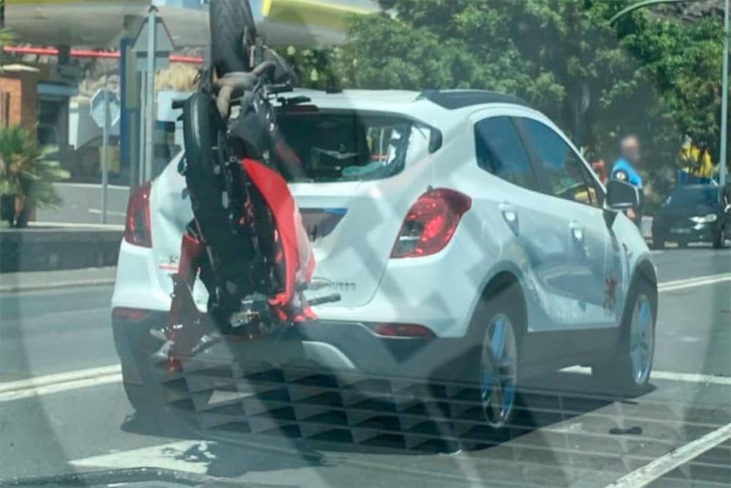 Una moto acaba empotrada contra un coche en Santa Cruz de Tenerife