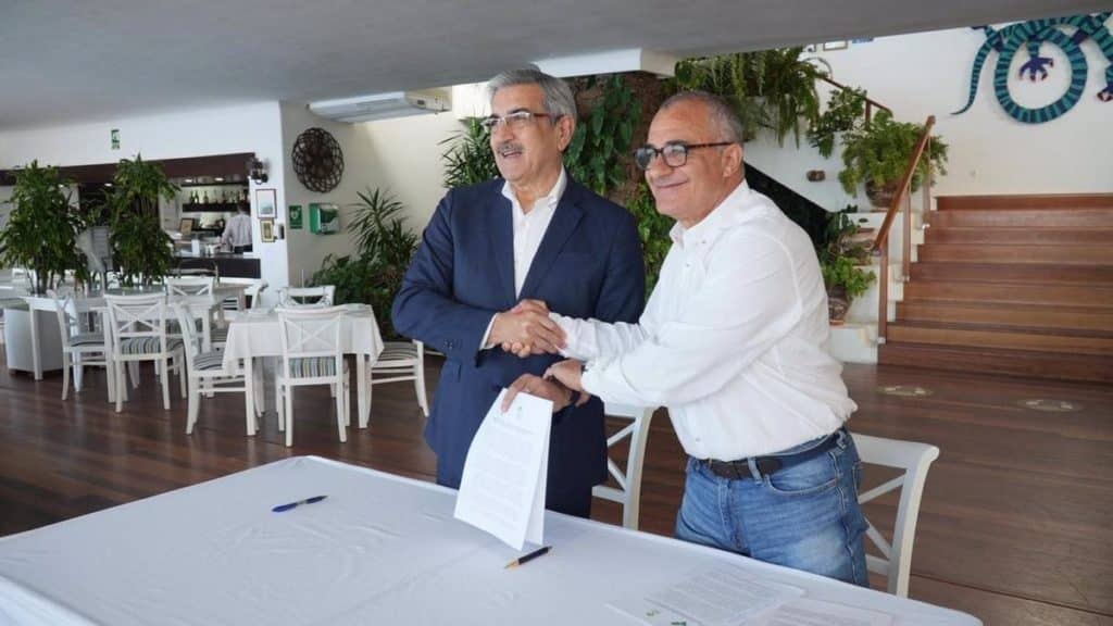 Los presidentes de Nueva Canarias y AHI, Román Rodríguez y Javier Armas, respectivamente, firman el histórico pacto.