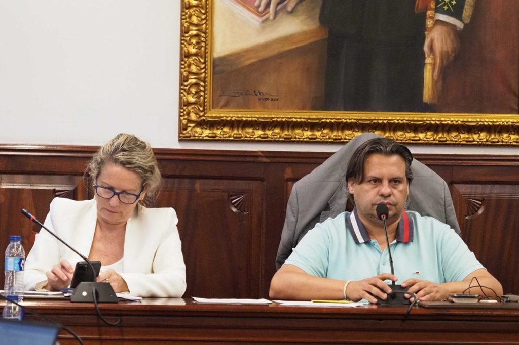 Gustavo Pérez, junto a la secretaria municipal, en el tenso pleno del pasado jueves.