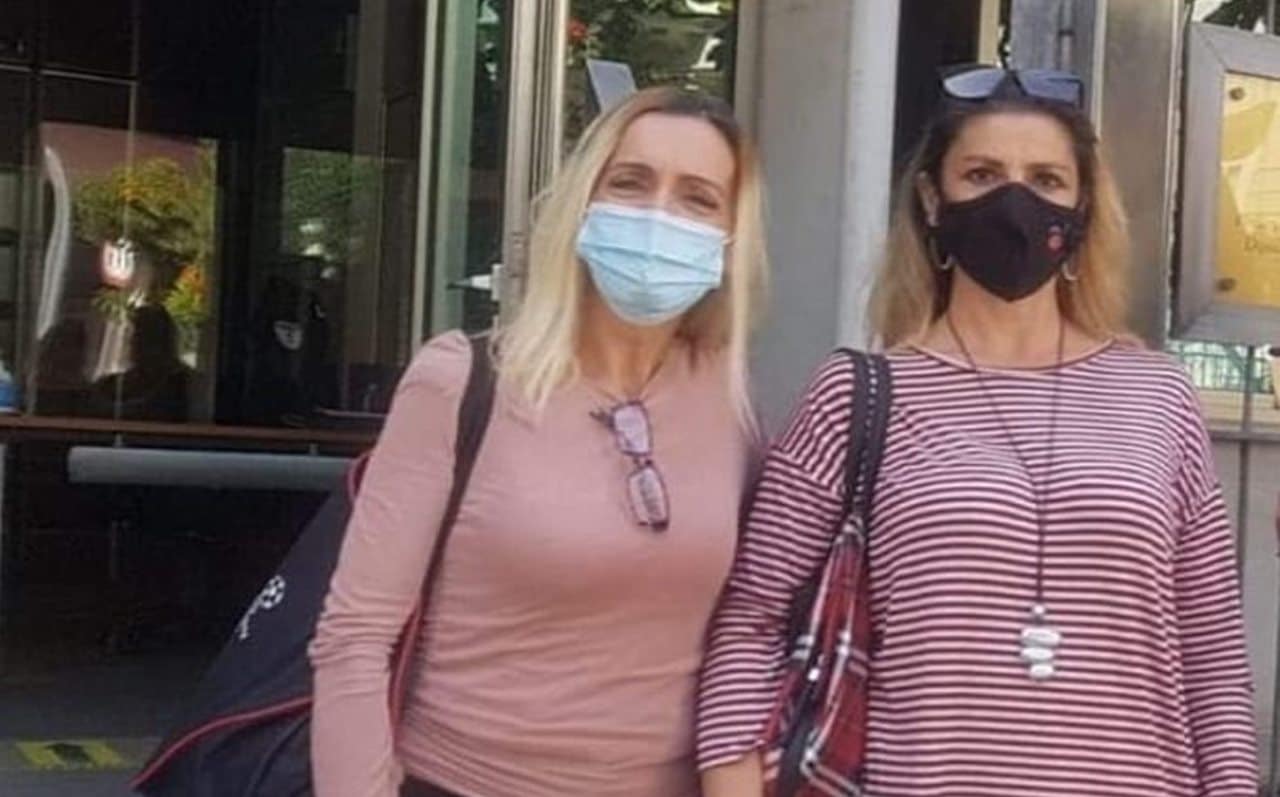 La portavoz de los vecinos, María José Regalado, y Antonella Aliotti.