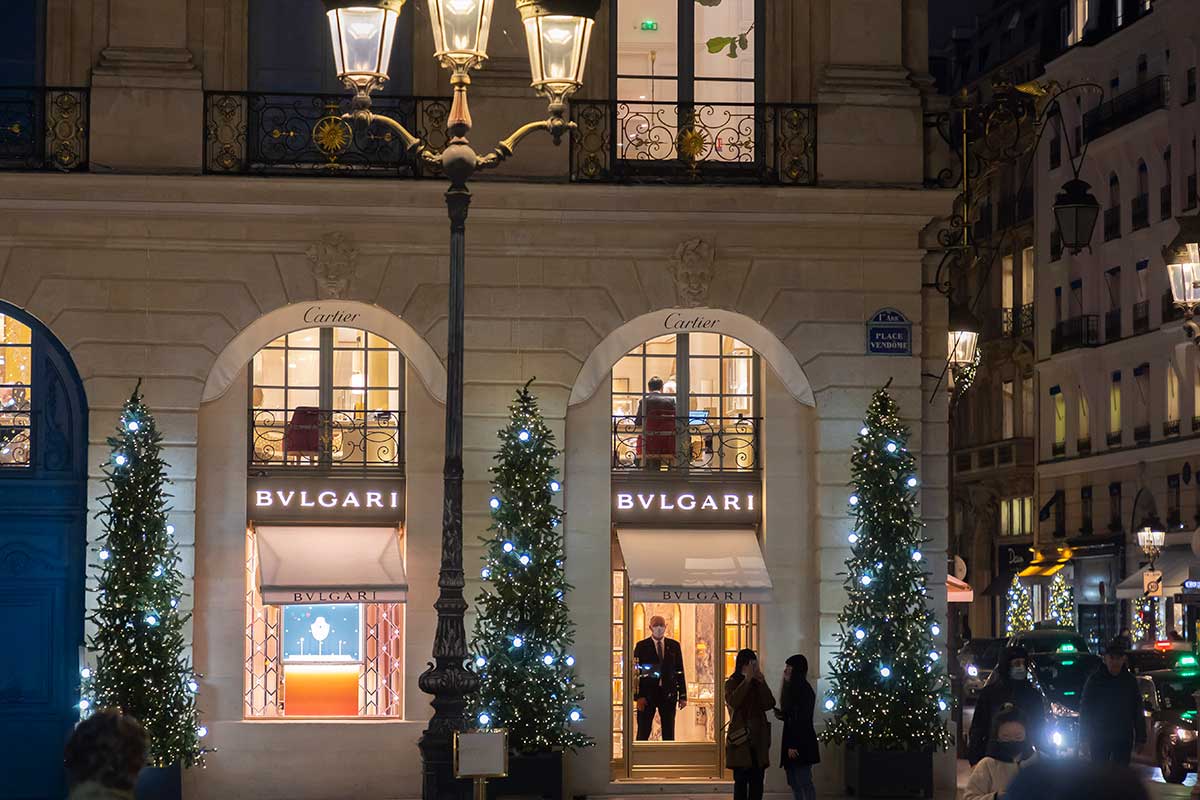 Robo millonario a punta de pistola en una tienda de lujo de París