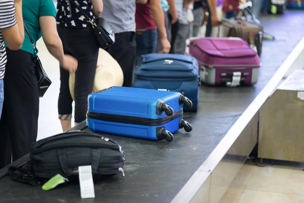 "La maleta me llegó como si la hubiera atropellado el avión": una turista que voló a Tenerife cuenta, entre lágrimas, lo ocurrido con su equipaje