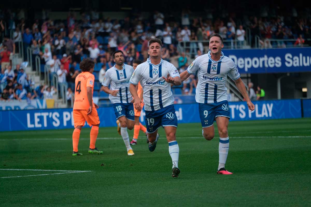 El Tenerife logra su mayor goleada en la Liga y acaricia la permanencia