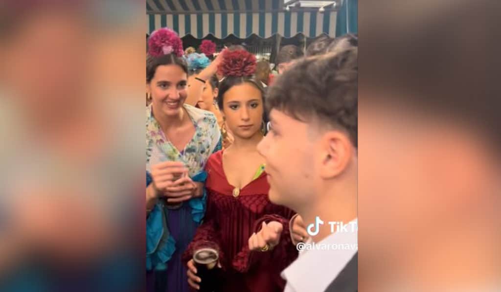 Un tiktoker se pinta el cuello con pintalabios para simular una infidelidad ante su novia en la Feria de Sevilla