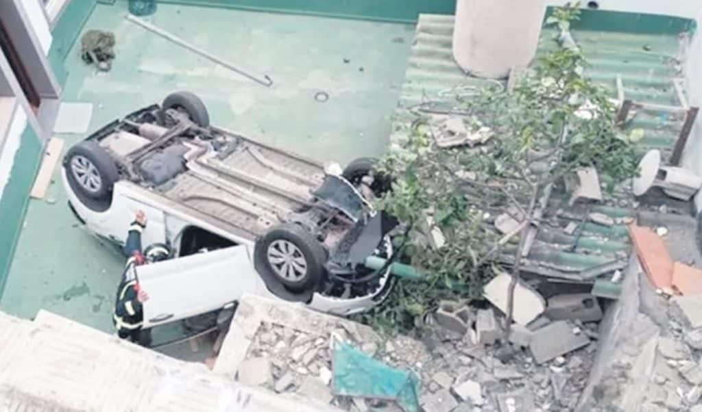 Insólito accidente en Santa Cruz: cae con su vehículo al patio de una vivienda