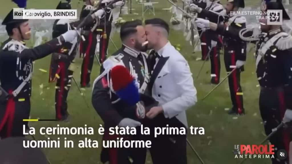 Un militar hace historia al casarse con su novio luciendo el uniforme oficial de la armada