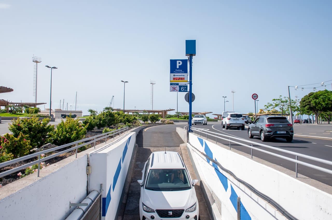 Coches y personas con movilidad reducida acceden por la misma rampa. DA