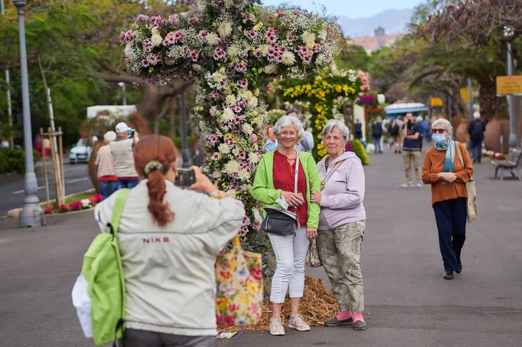 La Rambla y el Paseo de Las Tinajas volverán a llenarse hoy de cruces de flores naturales, también recicladas, donde se espera la afluencia de miles de personas.