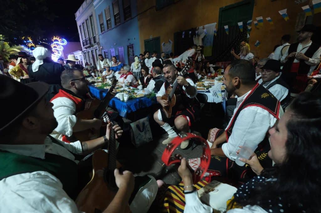 El baile de magos santacrucero comenzó, como de costumbre, con una cena canaria en los alrededores de La Noria, compartida por 712 mesas ocupadas por familias y parrandas. Fran Pallero