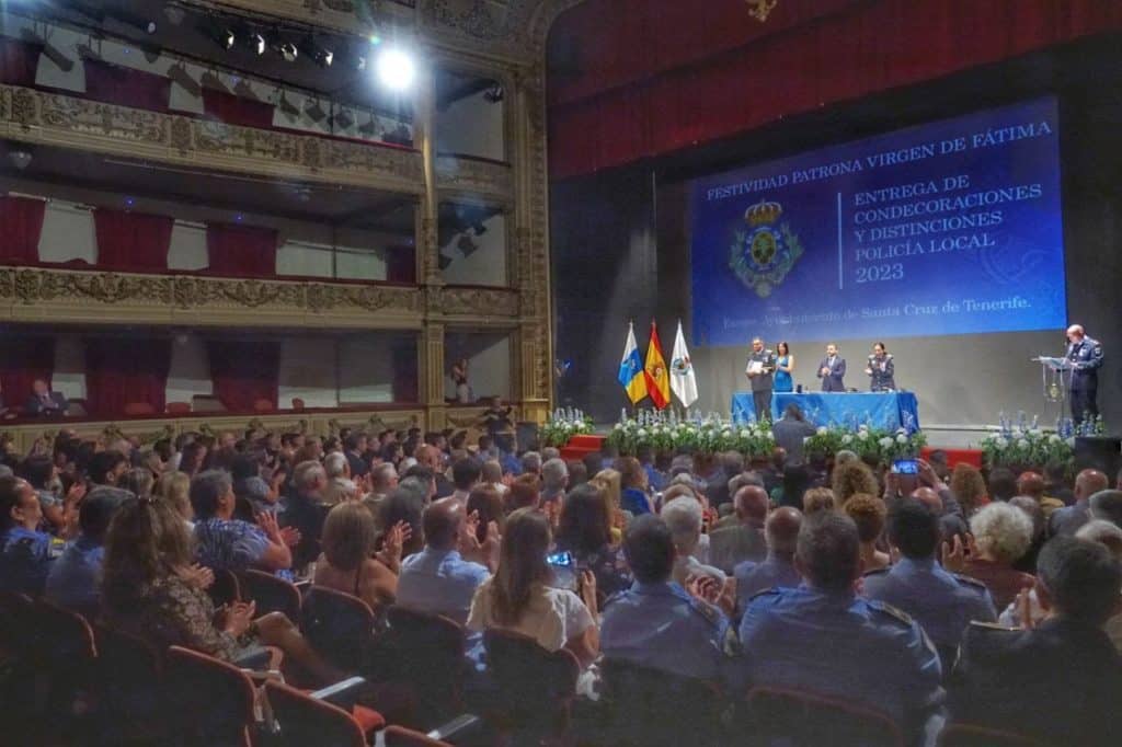 Un momento del acto celebrado en el Teatro Guimerá, ayer.