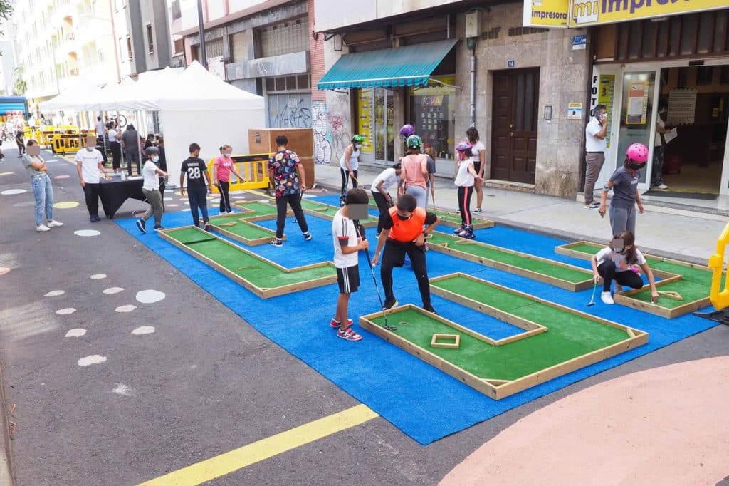 Actividades infantiles en la calle Heraclio Sánchez.
