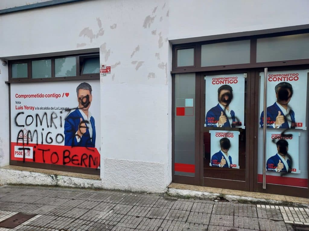 La sede del PSOE de La Laguna fue objeto ayer de un acto vandálico.