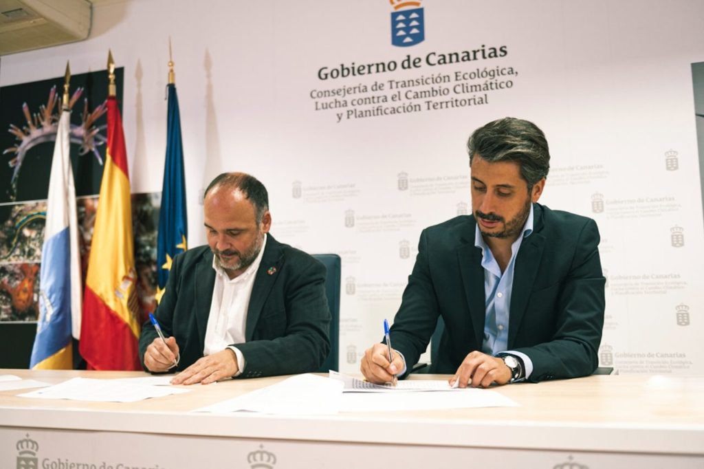 El consejero José Antonio Valbuena (i) y el alcalde de La Laguna, Luis Yeray Gutiérrez.