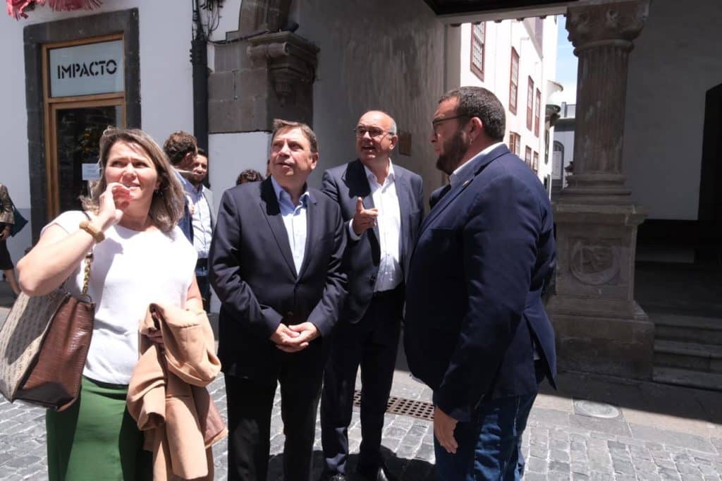 La consejera regional de Sector Primario, Alicia Vanoostende; su homólogo estatal, Luis Planas, y el delegado del Gobierno, Anselmo Pestana.