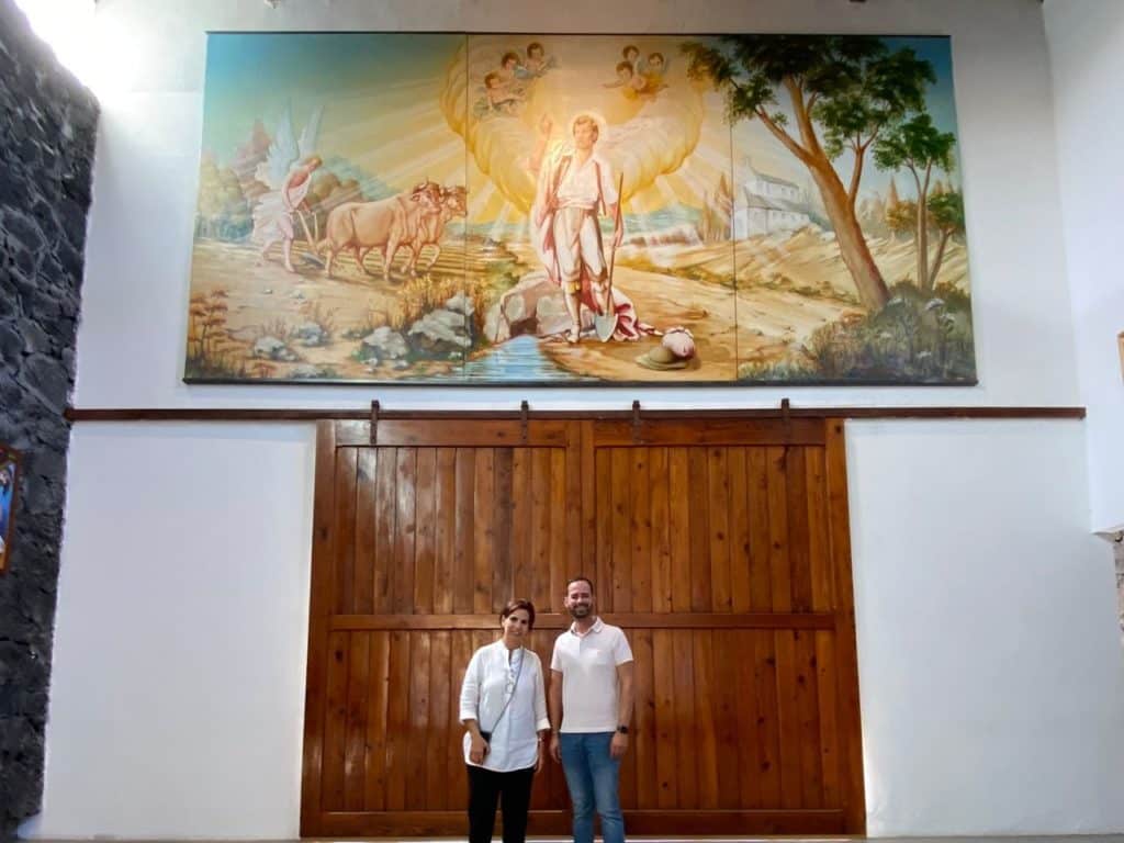 La responsable de la restauración, Isabel Concepción, y el párroco de la iglesia de La Laguna, Alberto Hernández, en Los Llanos de Aridane.
